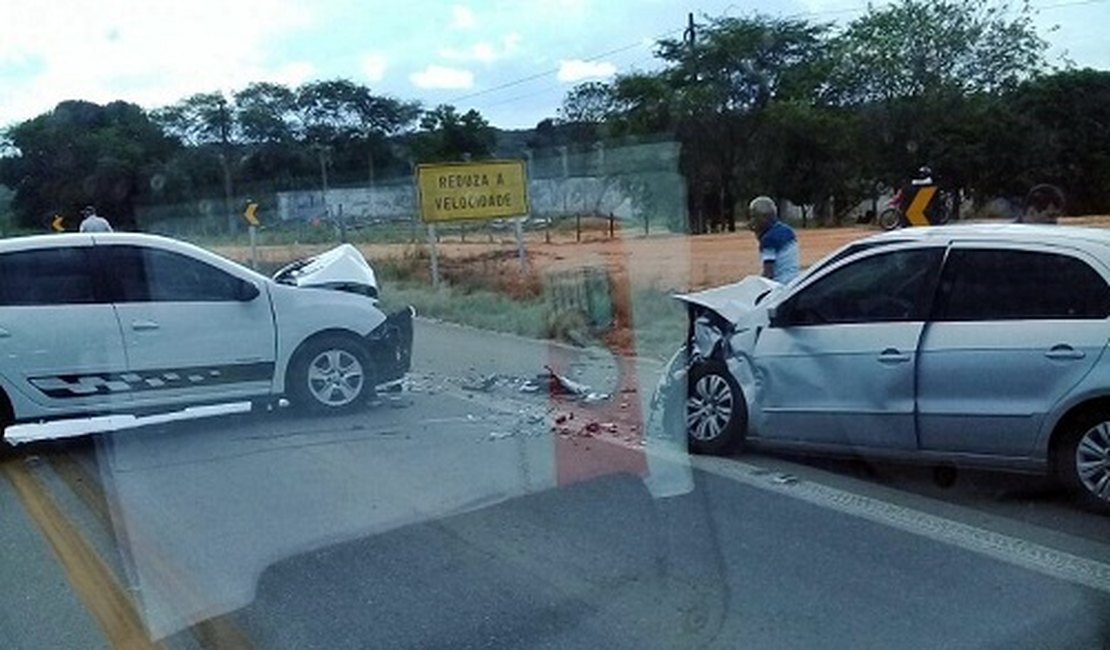 Gestante e criança ficam feridas após colisão entre veículos no 'Trevo da Morte', em Pilar