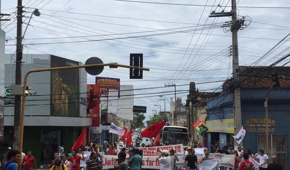 Estudantes fazem caminhada contra aumento da passagem em Maceió