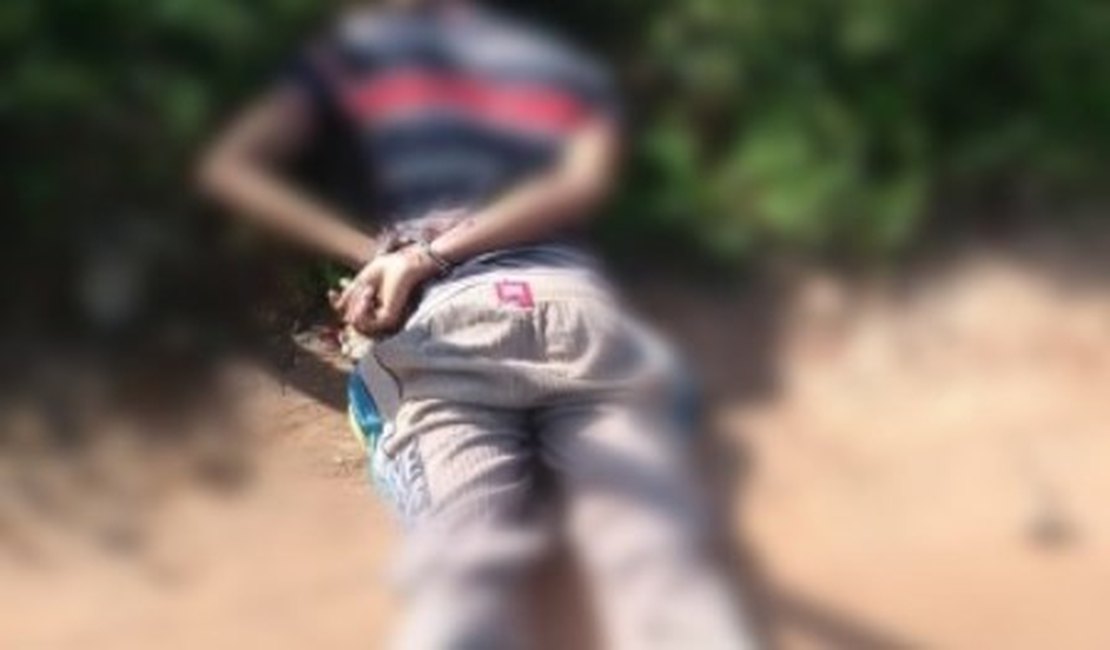 Polícia identifica corpo de jovem encontrado com mãos algemadas no povoado São Lourenço, em Arapiraca