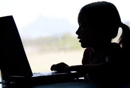 Nem na cama, muito menos na rede: o perigo da exposição de crianças na internet