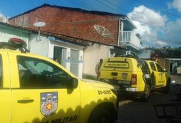 Homem ateia fogo da própria casa, sai de carro e acaba morrendo após colisão com árvore na AL 210, em Viçosa