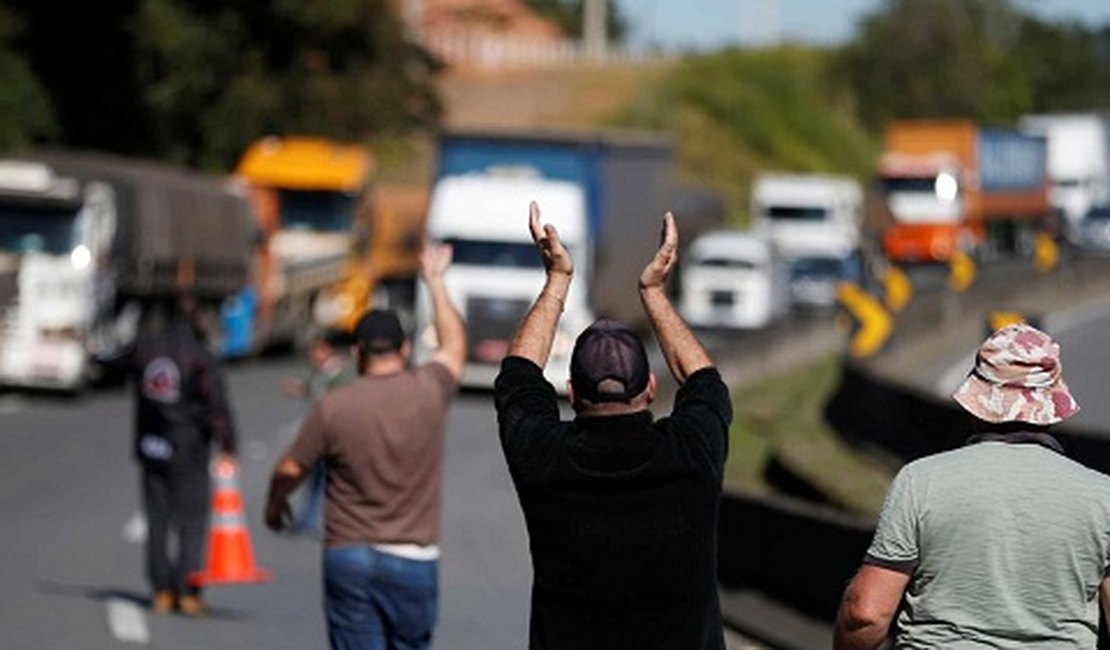 Caminhoneiros desistem de paralisação prevista para esta quarta-feira