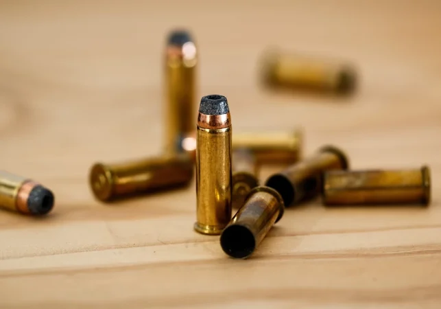 Casal tem residência invadida por quatro pessoas e é morto a tiros em Maceió