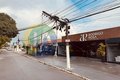 Veículo atinge a fiação elétrica e poste fica quebrado na Av. Ceci Cunha, em Arapiraca