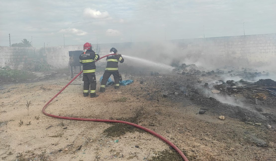 Vídeo. Depósito de resíduos plásticos pega fogo em Arapiraca