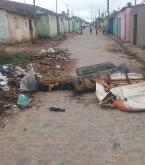 Moradores de Lagoa da Canoa fecham rua em protesto pela falta de coleta de lixo