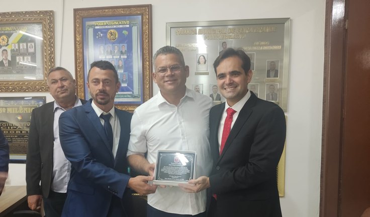 Em sessão solene, prefeito de Feira Grande recebe homenagem de vereadores