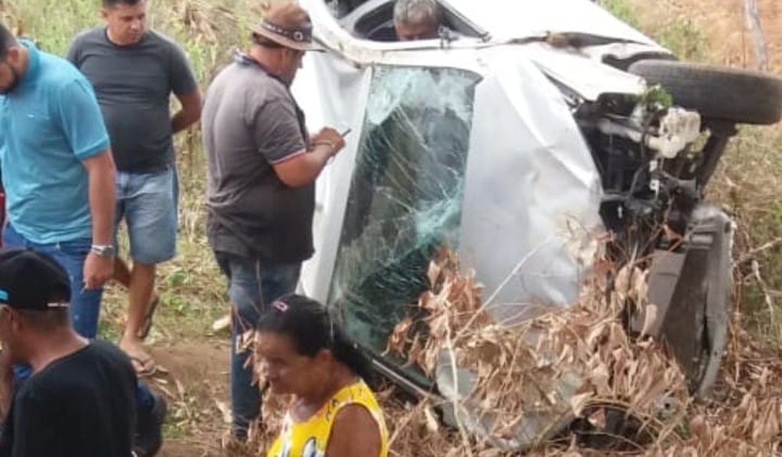 Motorista perde controle e capota na zona rural de Arapiraca