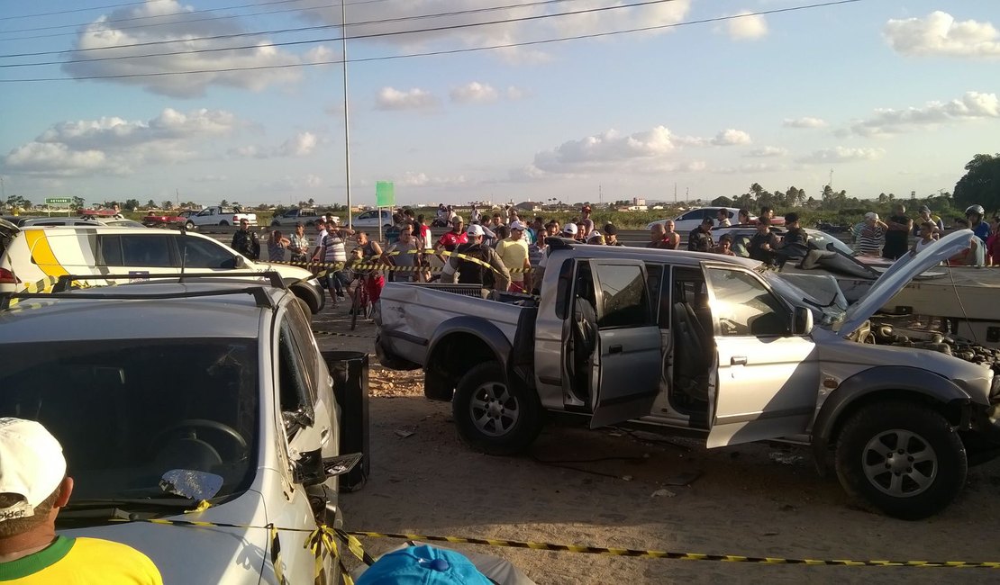 Dois homens morrem em grave acidente envolvendo cinco veículos na AL-220