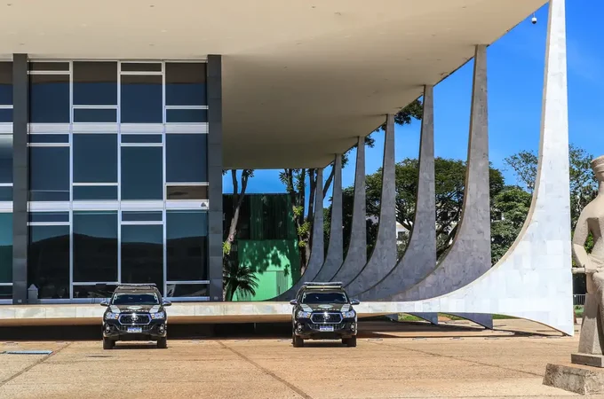 Moraes vota para tornar Eduardo Bolsonaro réu por tentar coagir STF