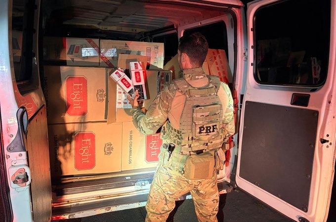 PRF apreende 500 mil cigarros contrabandeados dentro de carro em Rio Largo