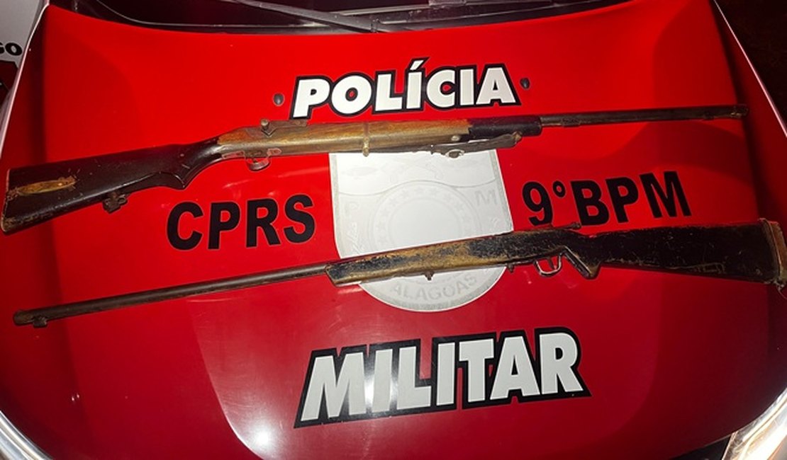 Policiais militares prendem homem com espingardas de fabricação artesanal após denúncias sobre disparos, no Sertão de AL