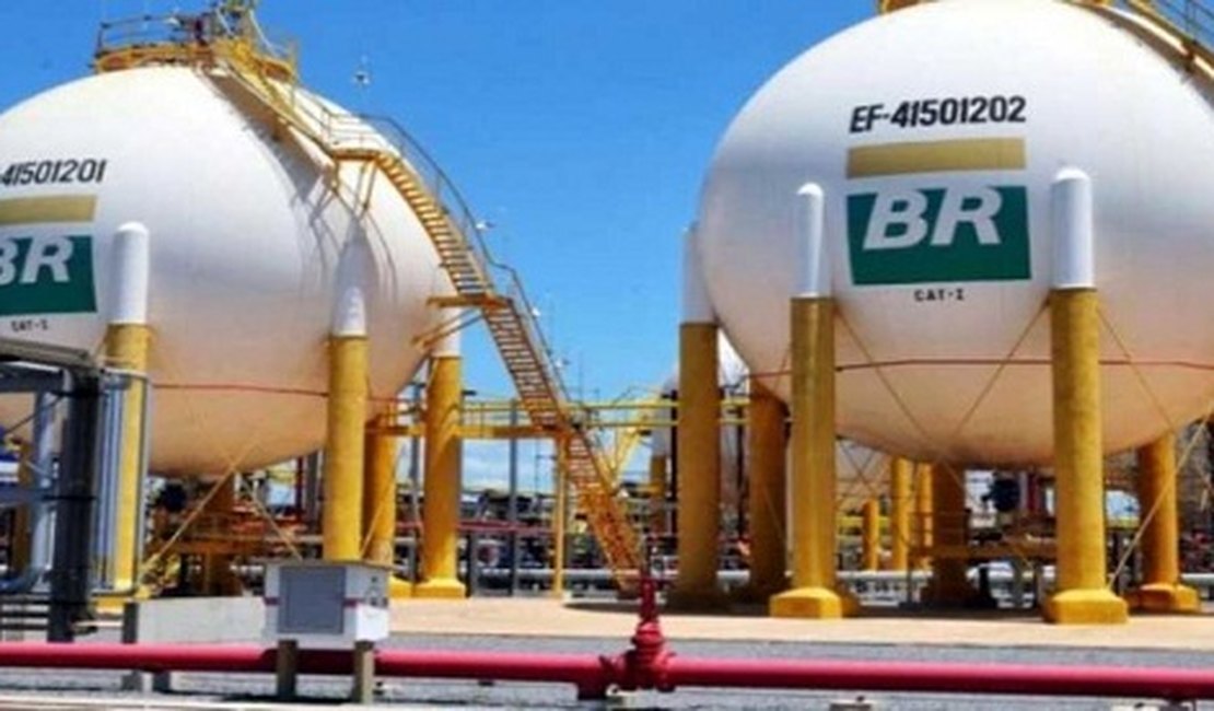 Petrobras anuncia aumento no preço do combustível nas refinarias amanhã