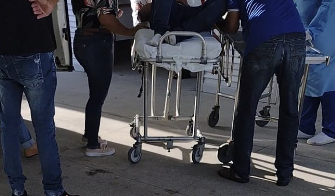 Motociclista fica ferido após colidir moto em carro, na zona rural de Arapiraca