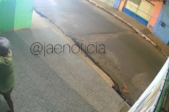 Morador de rua leva choque e cai após tentar furtar lâmpada de estabelecimento comercial, em Arapiraca; assista