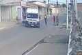 VÍDEO: Motociclista não consegue frear a tempo e colide em van no bairro Bom Sucesso