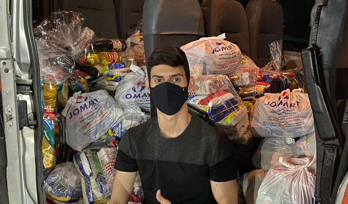 Cantor Willy Vaqueiro realiza doação de 200 cestas básicas