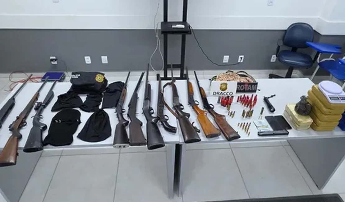 Operação integrada apreende drogas, armas e materiais atribuídos ao Comando Vermelho em Taquarana e Arapiraca