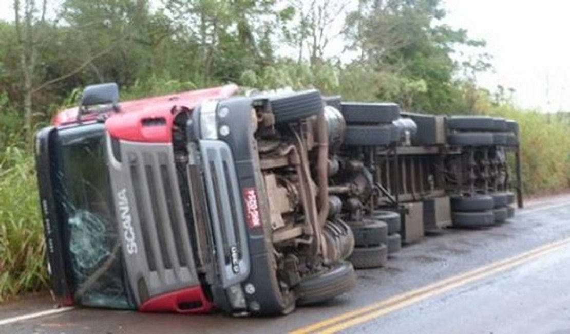 Tombamento de caminhão deixa vítima presa às ferragens na BR-101, em Messias