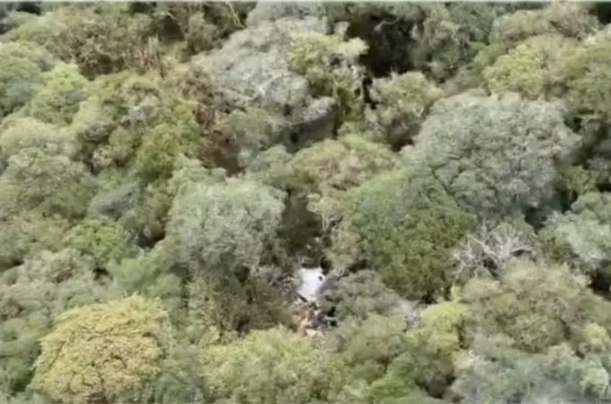 Bombeiros avaliam terreno para retirar corpos de destroços de helicóptero com cantor Rick em SC