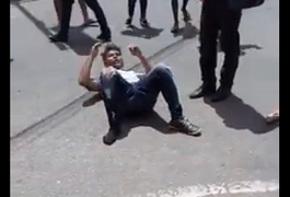 VÍDEO. Populares capturam homem que agrediu esposa com filho no colo no centro de Arapiraca