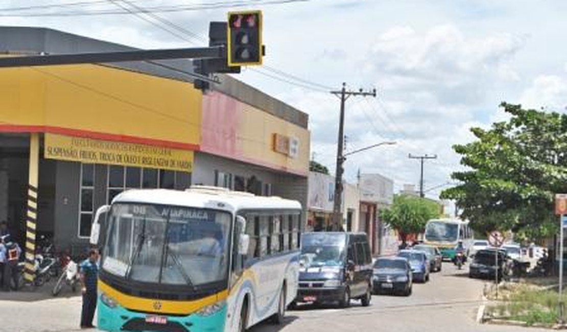 SMTT instala semáforo em cruzamento perigoso de Arapiraca