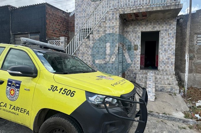Homem apenas de cueca é assassinado a pauladas em residência no Manoel Teles
