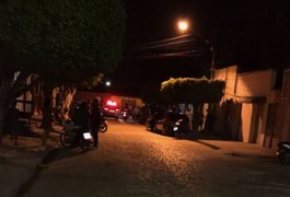 Mulher é baleada durante assalto a estabelecimento comercial no bairro Caititus, em Arapiraca