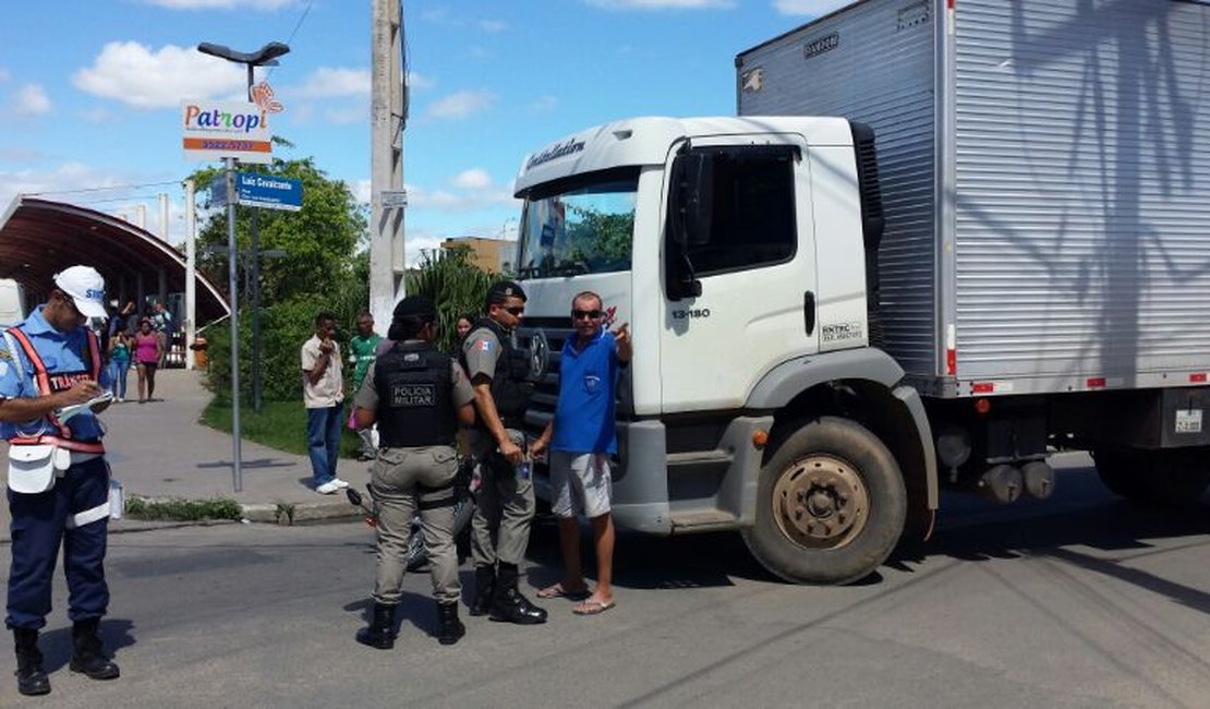 Caminhão na contramão colide com motocicleta em Arapiraca