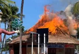 Teto de barraca de tapioca pega fogo na Orla da Pajuçara, em Maceió
