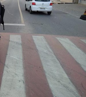 Motorista faz conversão proibida e atinge guarda municipal na 'Igrejinha', em Arapiraca