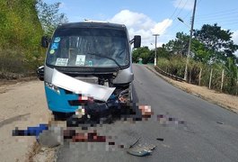 Pilar: Motociclista morre na hora após invadir a contramão e bater de frente com micro-ônibus