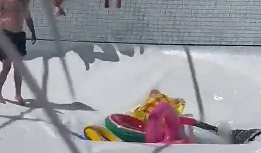 Homem é sugado e morre após cratera se abrir em piscina; ASSISTA