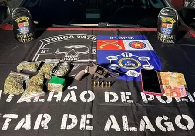 Ação da PM apreende armas de fogo e drogas, em Maceió