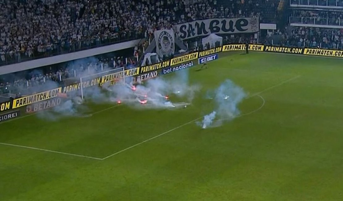 Vídeo. Torcida do Santos protesta na Vila Belmiro, atira rojões em campo e clássico é encerrado