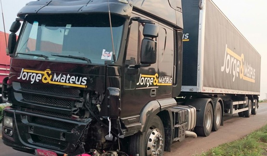 Acidente com carreta da dupla Jorge e Mateus deixa um morto no MA