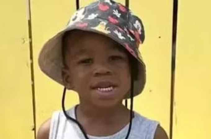 Menino de 3 anos morre após ser esquecido por 5 horas em carro