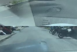 População reclama de vazamentos de água em via pública, em Arapiraca