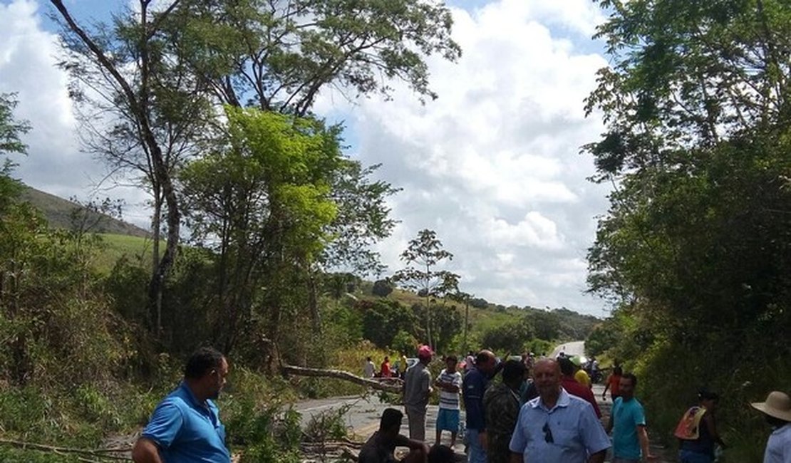 Índios da tribo Wassu Cocal fecham BR-101, em Alagoas, por mais de 24h