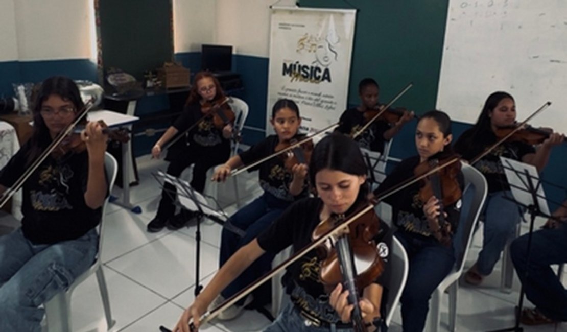 48 meninas que vão integrar a primeira orquestra sinfônica exclusivamente feminina de Alagoas, em Taquarana, vão fazer a primeira viagem de trem de suas vidas