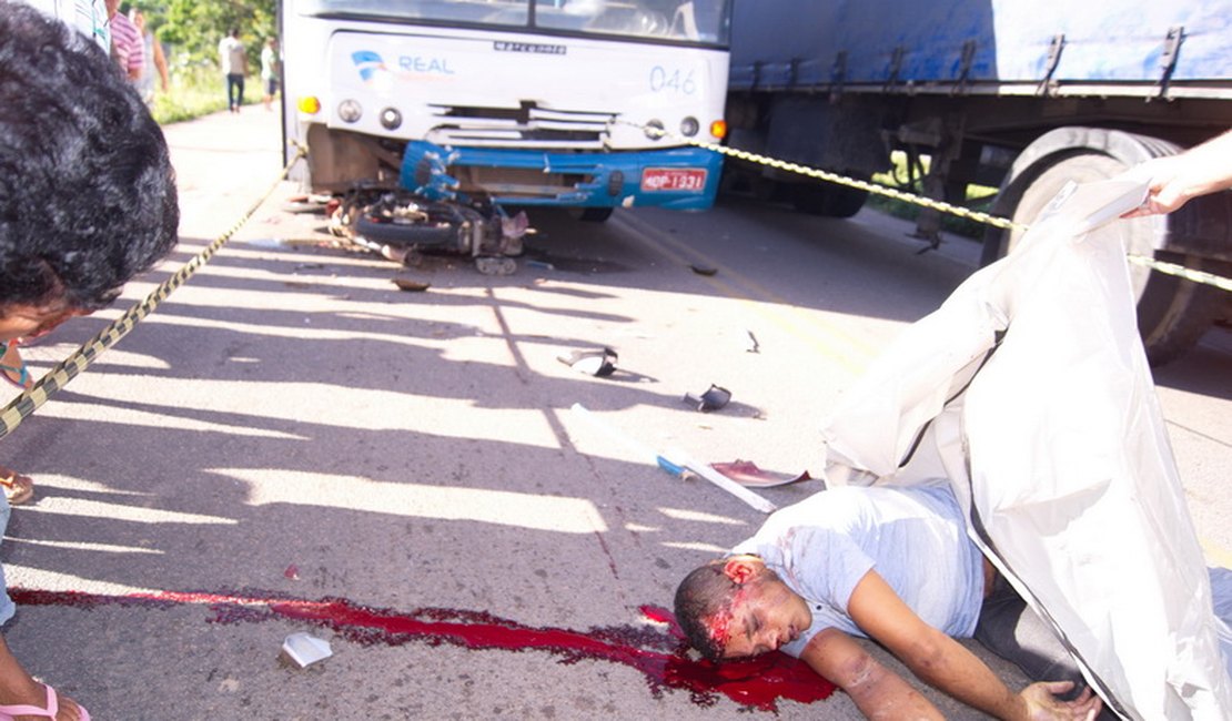 Ônibus da Real Arapiraca colide e mata motociclista