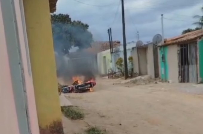 Revoltada, mulher ateia fogo em moto do companheiro na zona rural de Arapiraca