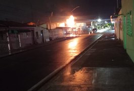 Poste de energia elétrica fica em chamas no bairro Brasília, em Arapiraca