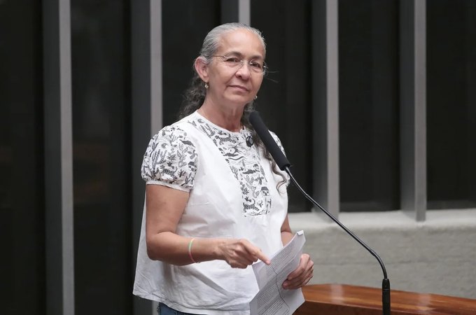 Ex-PT, Heloísa Helena toma posse na Câmara e dispara contra governo Lula: “Sem servilismo e sem conciliação”