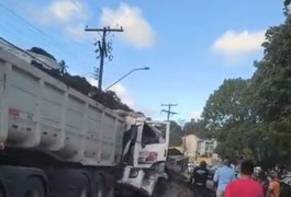 Grave acidente entre dois caminhões e um carro de passeio é registrado na Cambona
