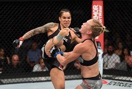 Com chute na cabeça, Amanda Nunes demole Holly Holm e defende título dos galos