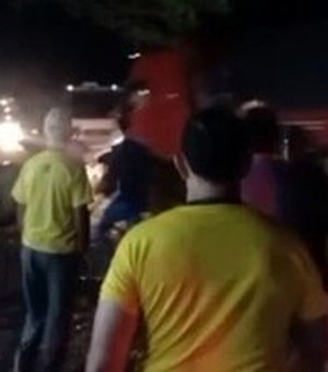 VÍDEO. Caminhoneiro avança sobre acampamento de manifestantes e uma pessoa é atropelada