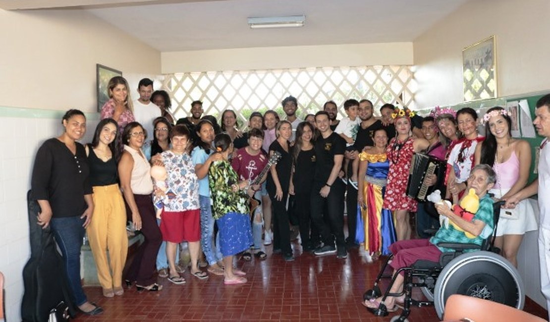 Casa dos Velhinhos de Arapiraca recebe ação social de esclarecimento sobre os sinais do câncer de boca