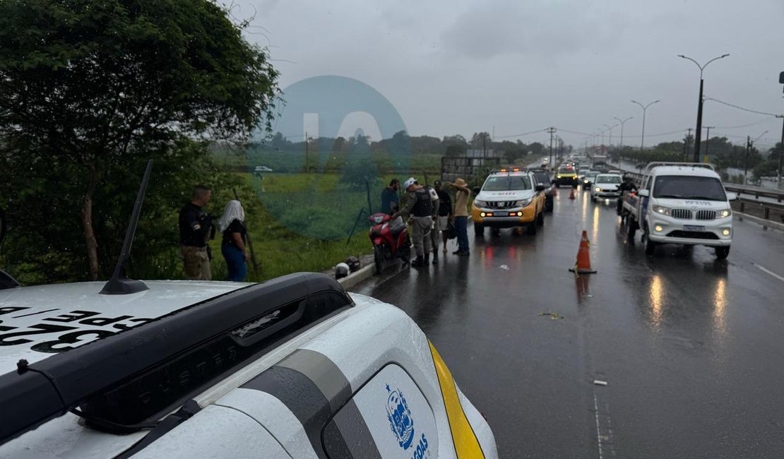 Dois homens em cinquentinha são atingidos por carro e ficam feridos em viaduto na AL-220, em Arapiraca