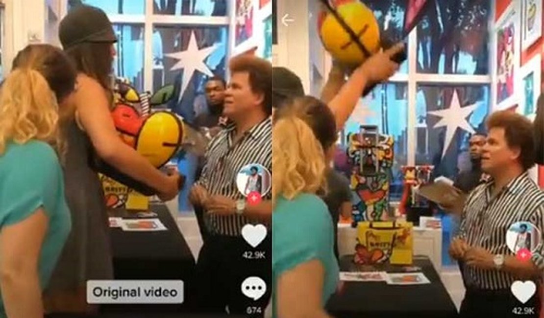 VÍDEO. Mulher surpreende e quebra obra mais cara de Romero Britto na frente do artista